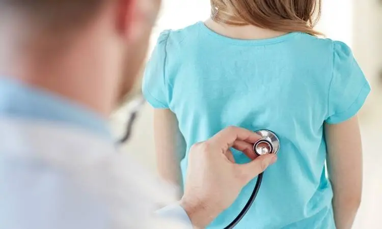 Médico ouvindo pulmão da paciente. Mulher avaliando sequela da covid no pulmão.