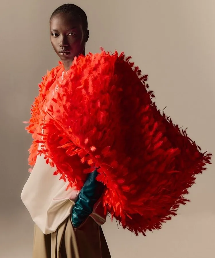 Modelo em desfile da Balenciaga durante a Semana de Alta-Costura Outono Inverno 2026 2027