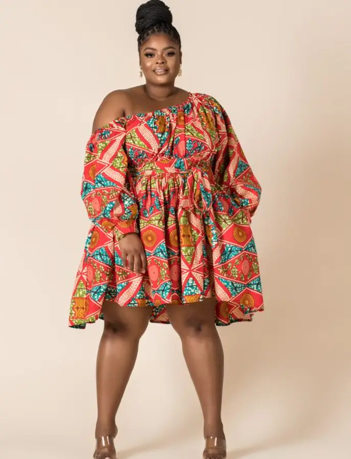 Vestido assimétrico com manga bufante e saia godê estampa africana