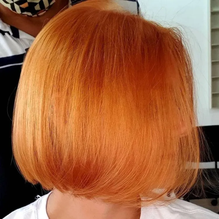 Mulher de cabelo chanel ruivo