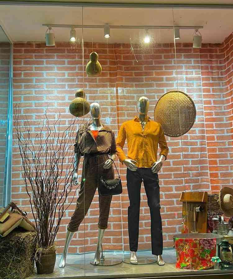 Vitrine junina com itens de palha e feno