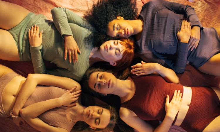 Mulheres vítimas de assédio e importunação sexual.