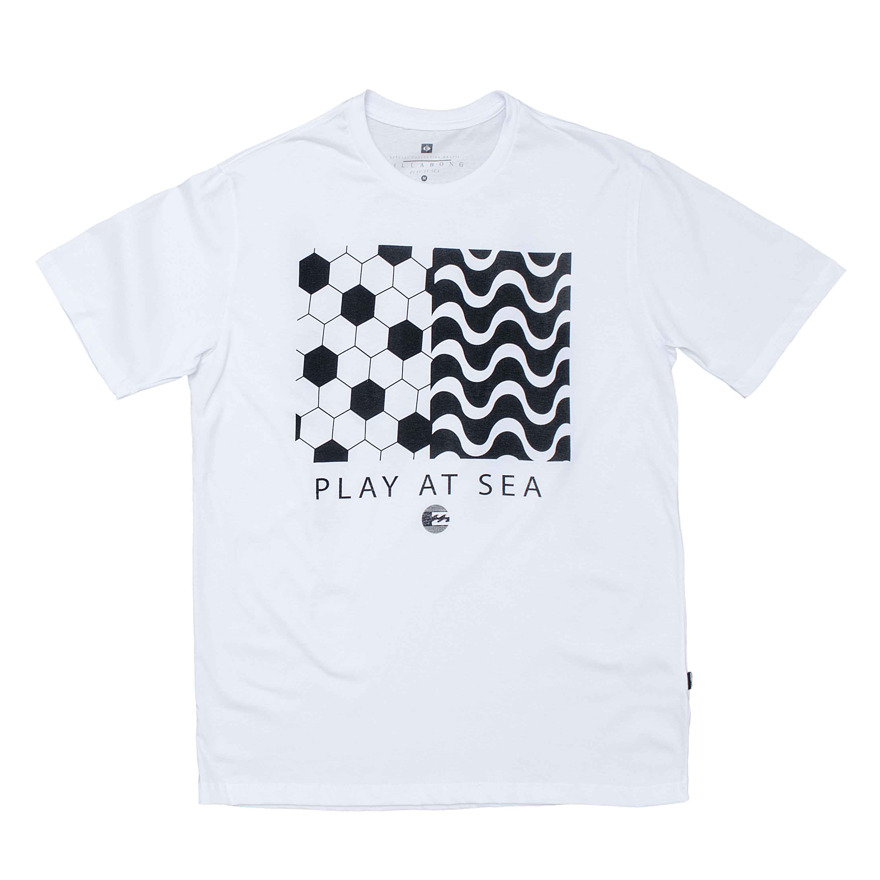 Camiseta branca com estampa em preto e branco.
