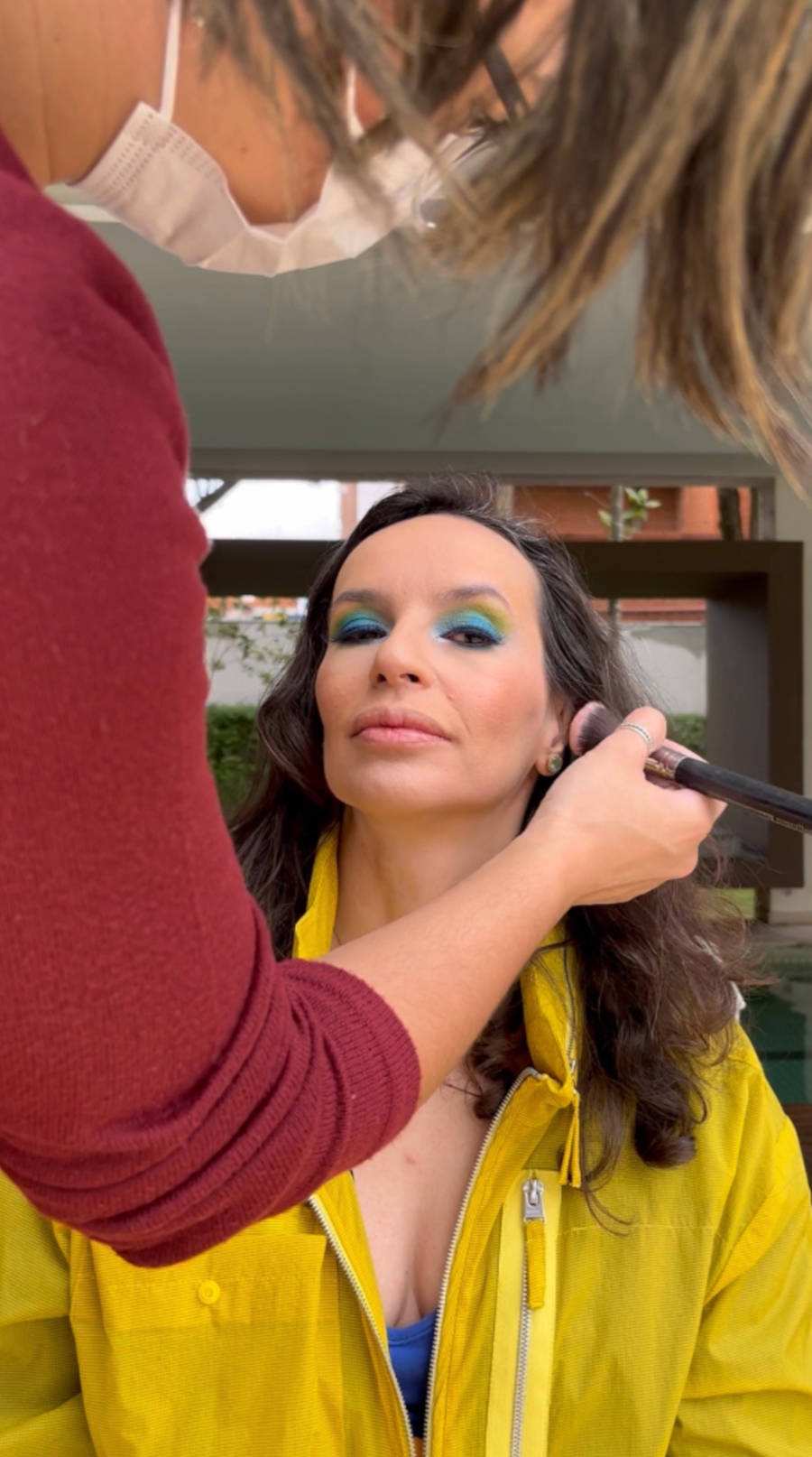 Foto de Denise Pitta aplicando blush na bochecha