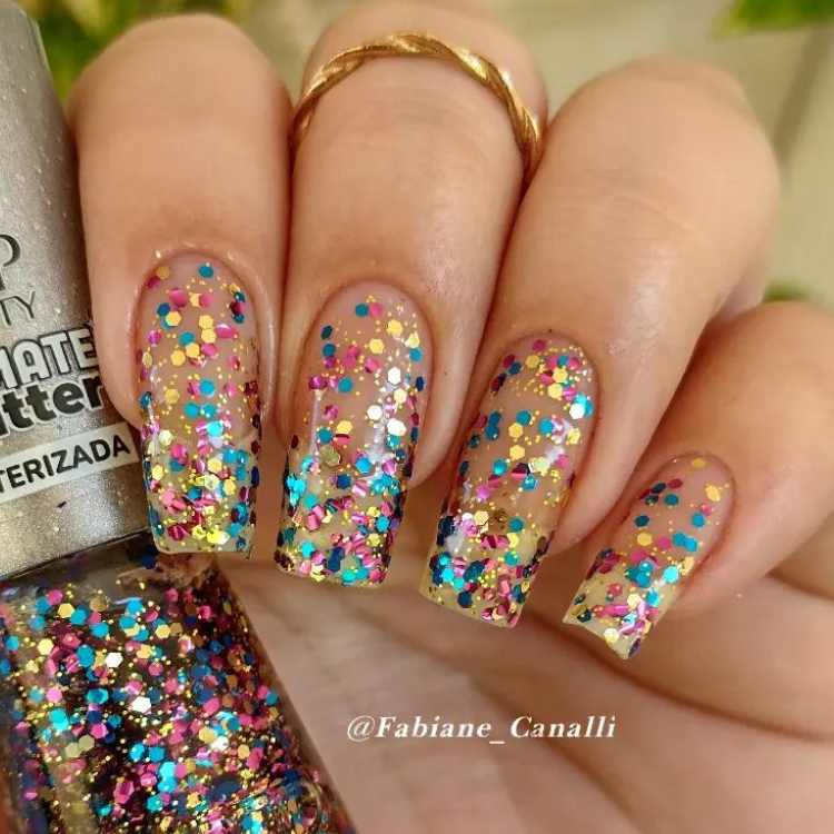 Unha com glitter.