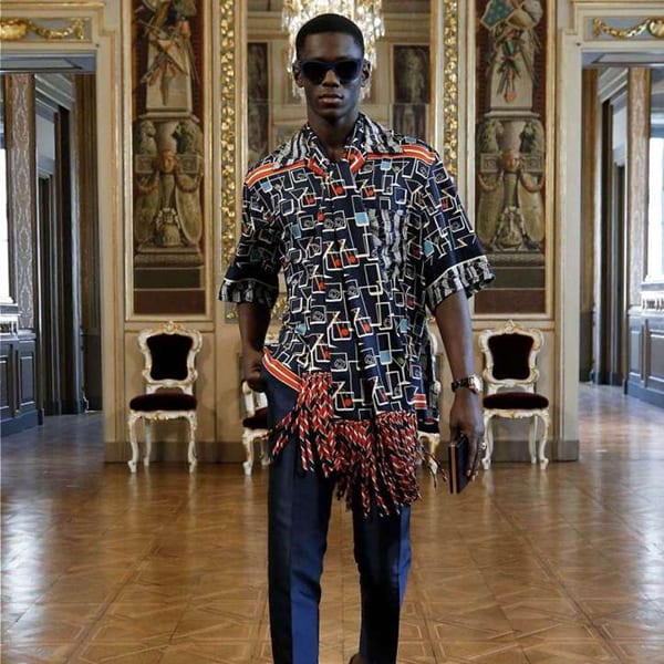 Modelo negro com camisa estampada com copos de bebidas e drinks -D&G alta moda masculina julho 2020 Modelo negro com camisa estampada D&G