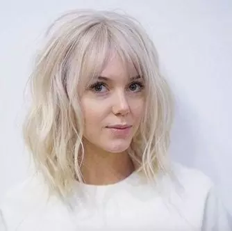 Mulher com cabelo médio platinado
