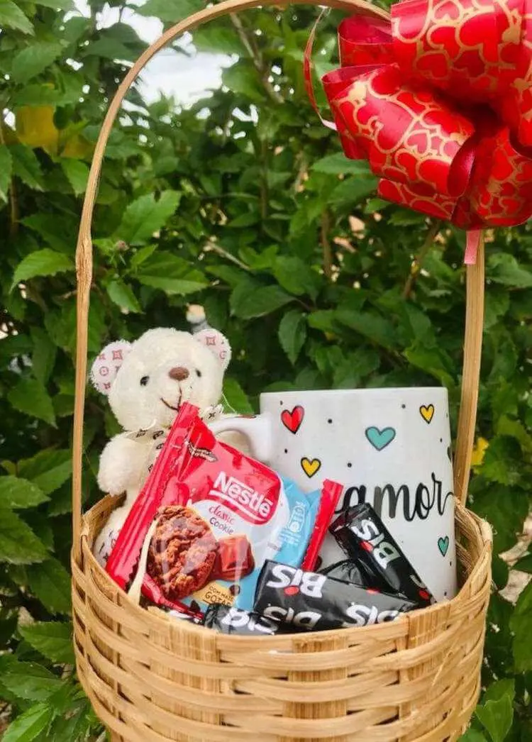 Cesta de Dia dos Namorados, com caneca branca escrito "amor", Bis, Cookie e urso de pelúcia branco