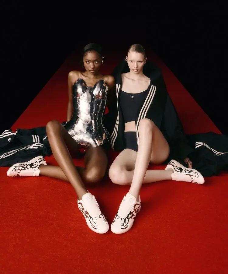 Modelos usando tênis Taekwondo Mei W, da collab entre adidas e Artemisi
