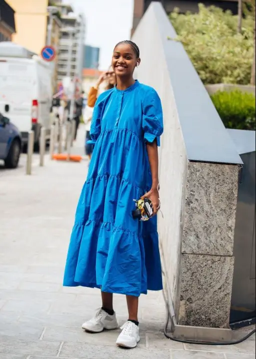 Vestido tipo breezy em camadas azul com manga bufante 