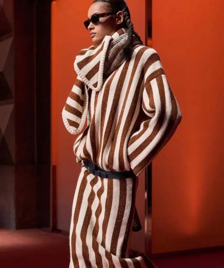 Modelo usando vestido de tricô, uma das tendências da Semana de Moda de Milão Outono Inverno 2026