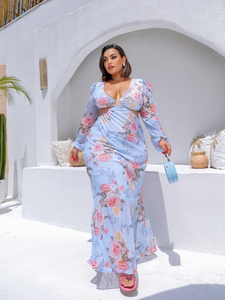 Mulher de pele clara usando vestido azul bebê com flores rosa claro