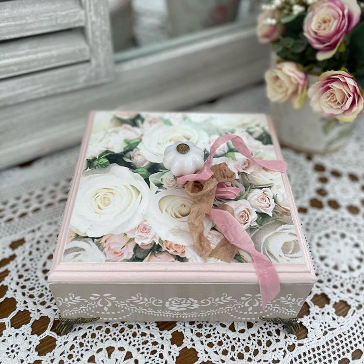 Presentes para o Dia das Mães: caixinha de joias decoupage sob superfície com pano de renda e flores artificiais.