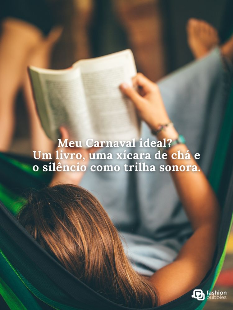 A imagem mostra uma pessoa relaxando em uma rede, segurando um livro aberto. Ela veste roupas confortáveis, e o ambiente transmite tranquilidade. A frase "Meu Carnaval ideal? Um livro, uma xícara de chá e o silêncio como trilha sonora" está sobreposta.