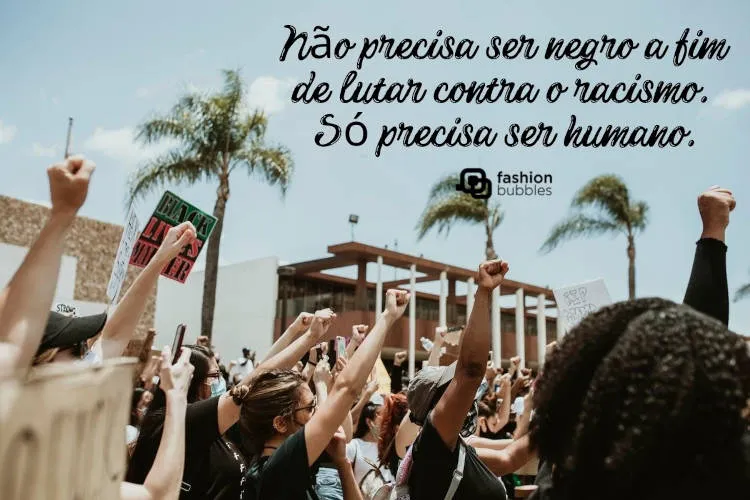 Foto de pessoas com punhos cerrados para cima protestando e frase "Não precisa ser negro a fim de lutar contra o racismo. Só precisa ser humano."