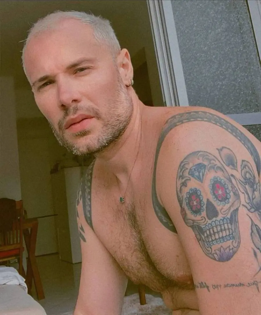 Foto aproximada das tatuagens de Alex Gallette no braço