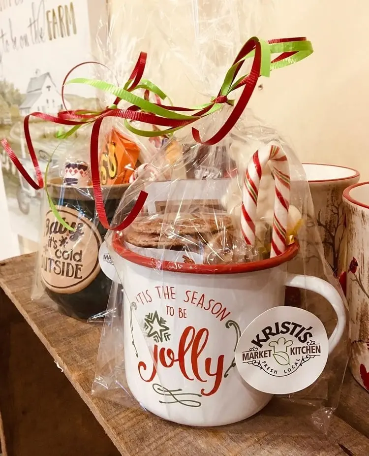caneca com doces embrulhada no celofane