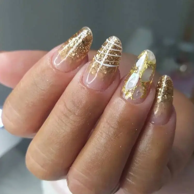 unhas redondas baby boomer, brilho encapsulado e teia