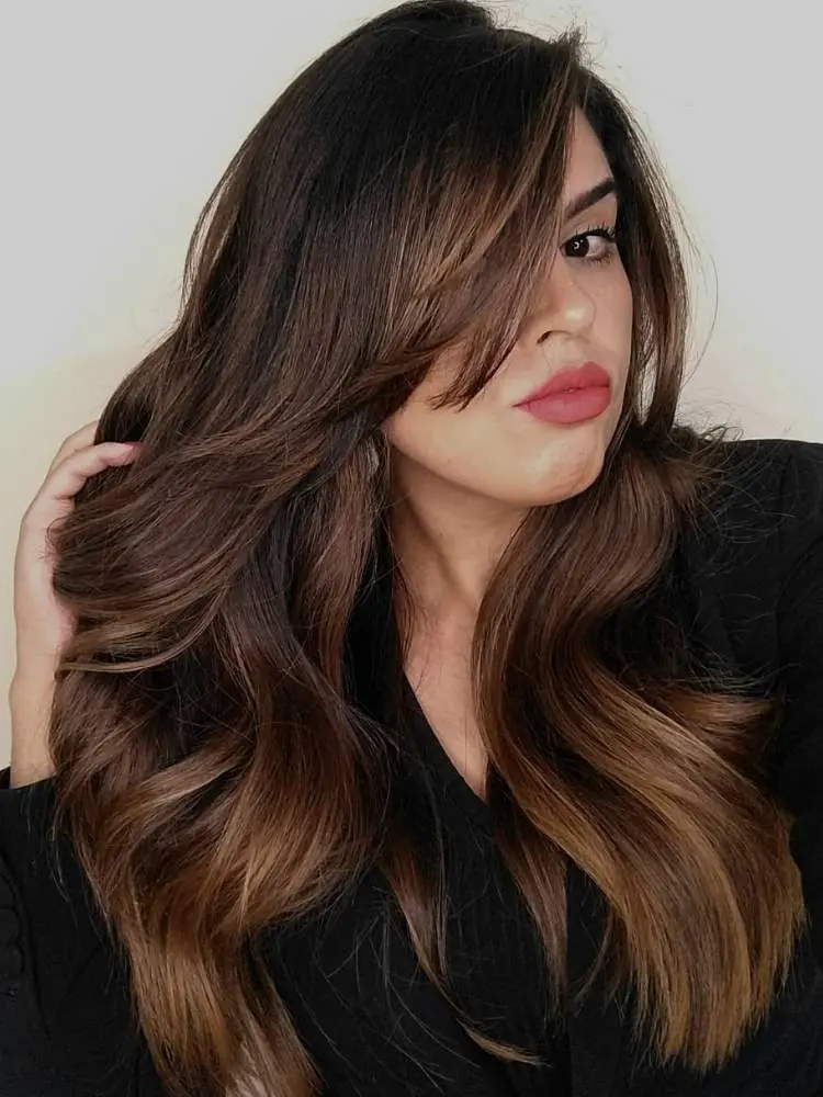 Corte cabelo liso com franja lateral.