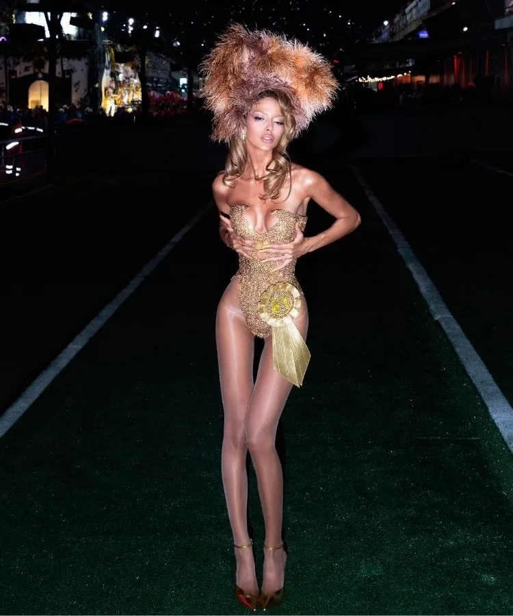 Jordanna Maia usando corset dourado, um dos looks das famosas no Carnaval 2026