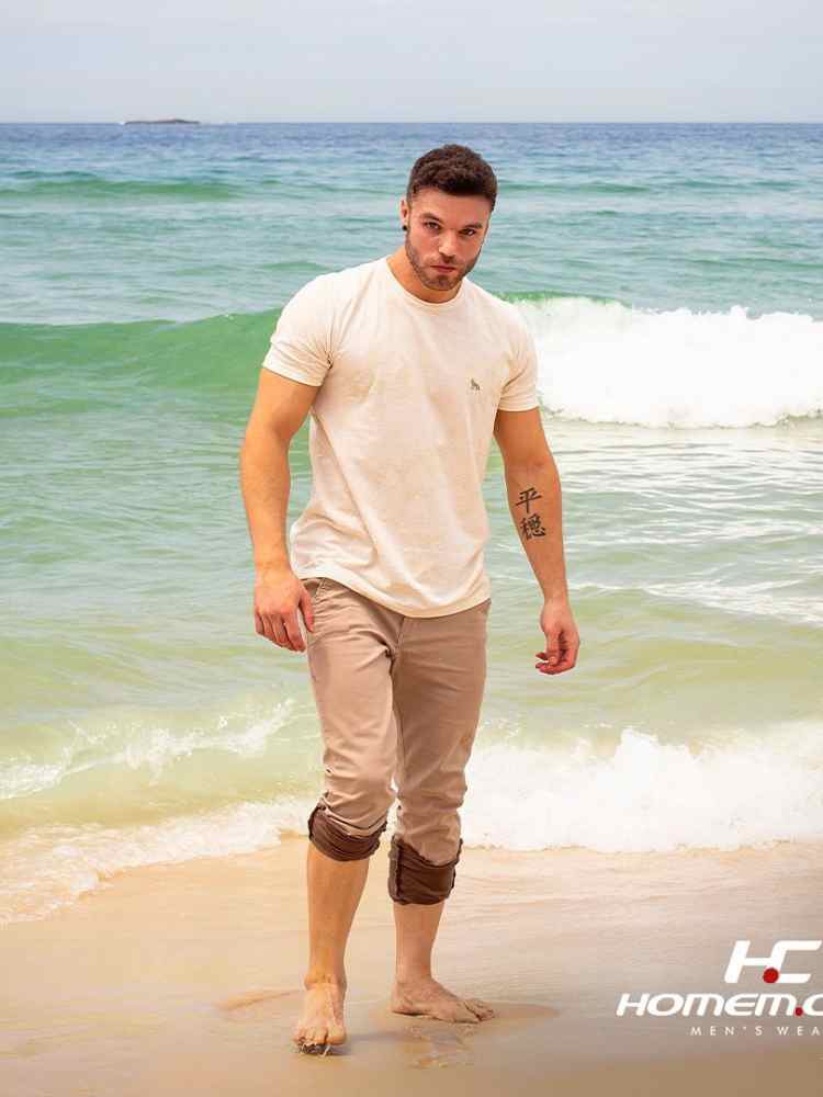 Look para homem virada do ano: camiseta off white + calça marrom.