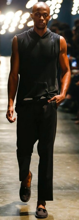 Homem Murilo Lomas desfila coleção na SPFW N41