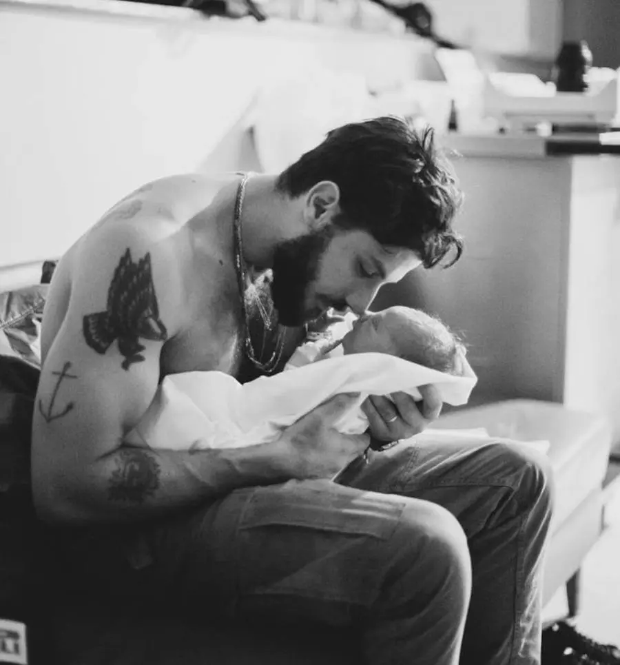 Chay Suede com sua filha quando bebê