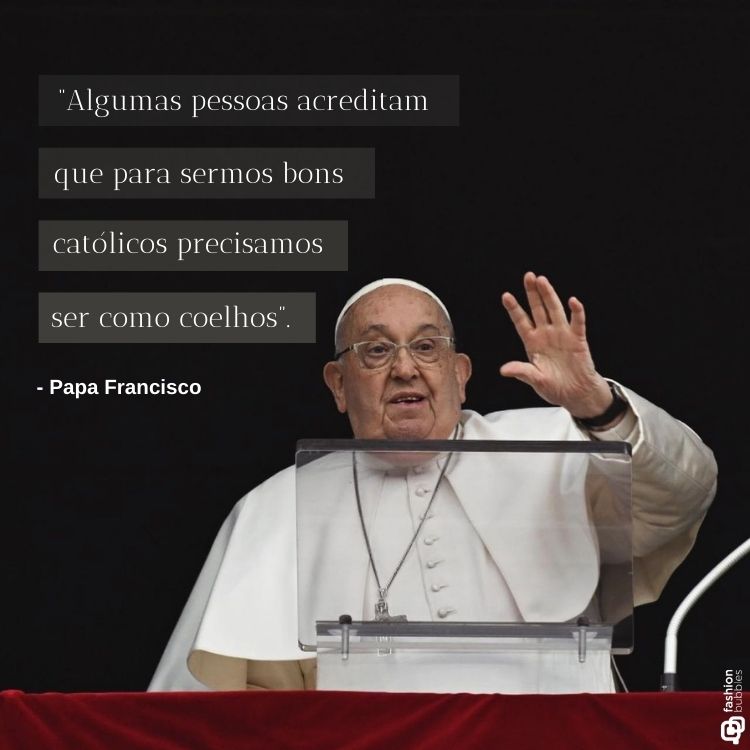 O Papa Francisco, vestido com paramentos brancos, gesticula com uma das mãos enquanto fala em um púlpito transparente. Ao lado, aparece a frase: “Algumas pessoas acreditam que para sermos bons católicos precisamos ser como coelhos.”