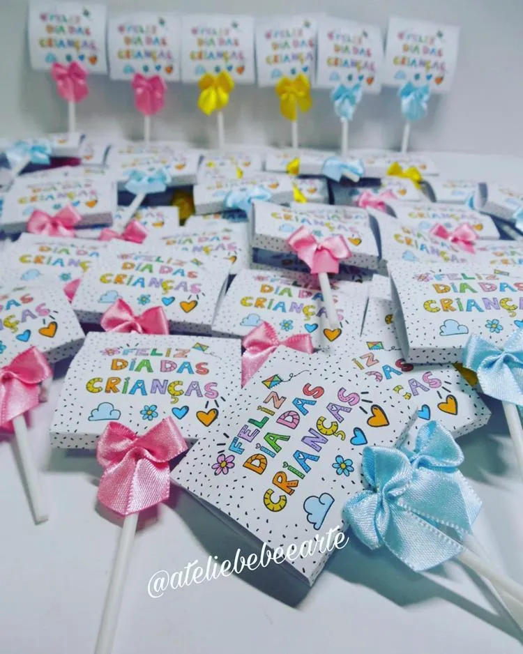 pirulitos com decoração em papel de dia das crianças