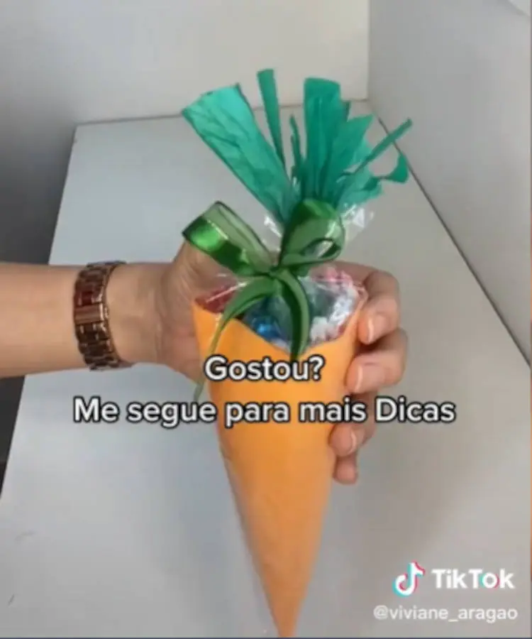 Cone de páscoa com balas e doces.