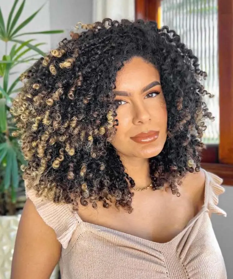 Mulher com corte de cabelo médio cacheado franja longa
