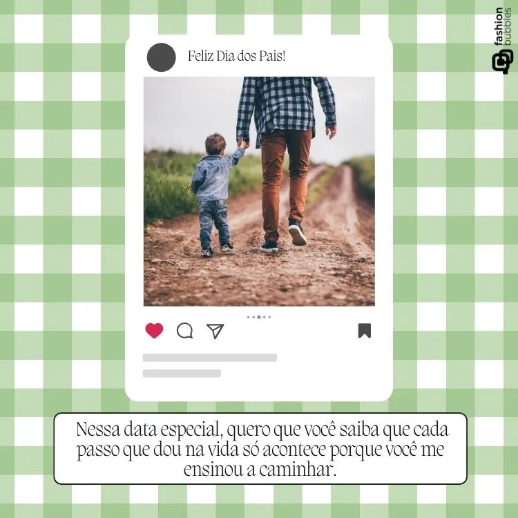 Cartão virtual de fundo xadrez verde e branco, com imitação de feed do Instagram, foto de homem usando blusa xadrez azul e calça marrom segurando a mão de menino de jaqueta e calça jeans. Além disso, há a frase "Feliz Dia dos Pais para o melhor do mundo! Nessa data especial, quero que você saiba que cada passo que dou na vida só acontece porque você me ensinou a caminhar."