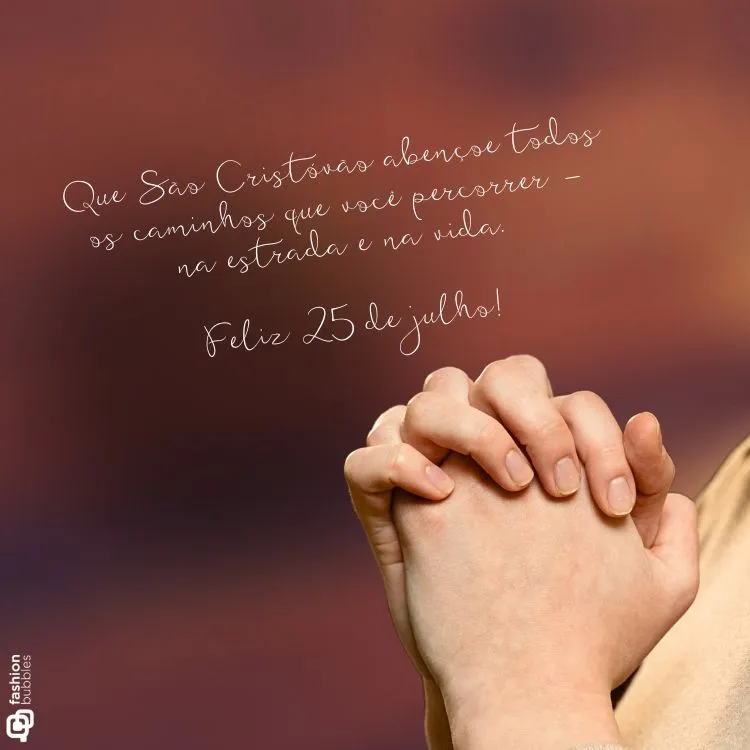  Mãos em oração sobre um fundo desfocado. O texto em português diz: "Que São Cristóvão abençoe todos os caminhos que você percorrer - na estrada e na vida. Feliz 25 de julho!" A imagem celebra o Dia de São Cristóvão.