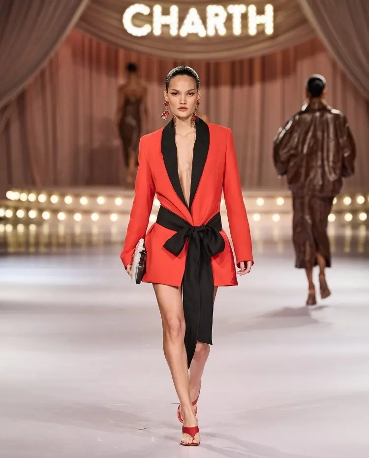 Foto de modelo na passarela durante o desfile da Charth para a coleção "Action"
