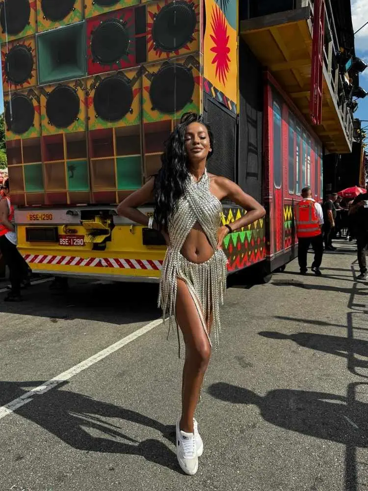 Pathy Dejesus em bloco de rua usando vestido cut out com franjas na saia