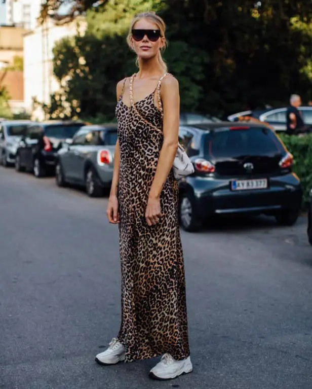 Vestido longo de alcinha com estampa oncinha e tênis