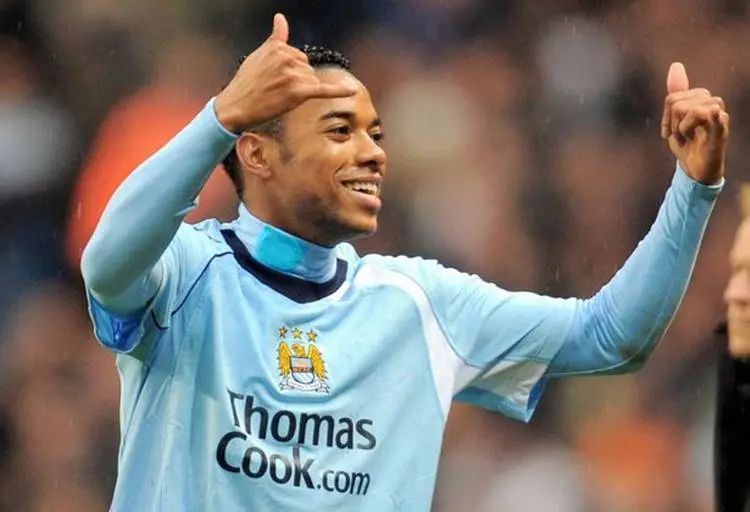 Foto de ex-jogador de futebol Robinho em campo jogando pelo Manchester City.