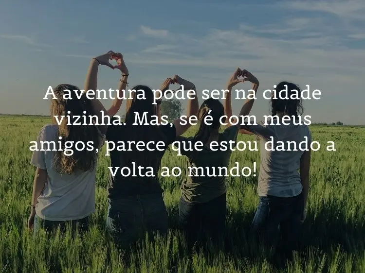 foto de amigas sentadas na grama com frase de viagem com amigos