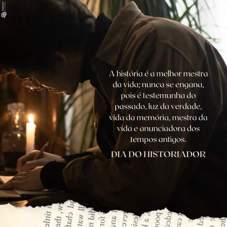 Homem de pele clara usando óculos e casaco marrom, escrevendo em papel ao lado de uma vela e frases "A história é a melhor mestra da vida; nunca se engana, pois é testemunha do passado, luz da verdade, vida da memória, mestra da vida e anunciadora dos tempos antigos." e"Dia do Historiador"