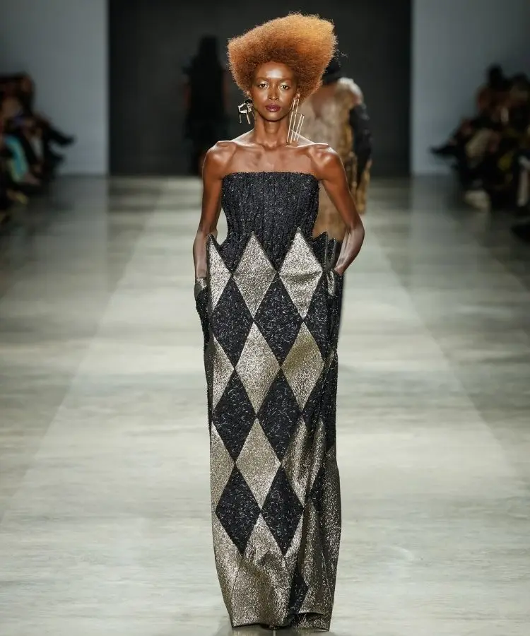 Foto de modelo usando vestido com volume no quadril, uma das tendências do SPFW N60