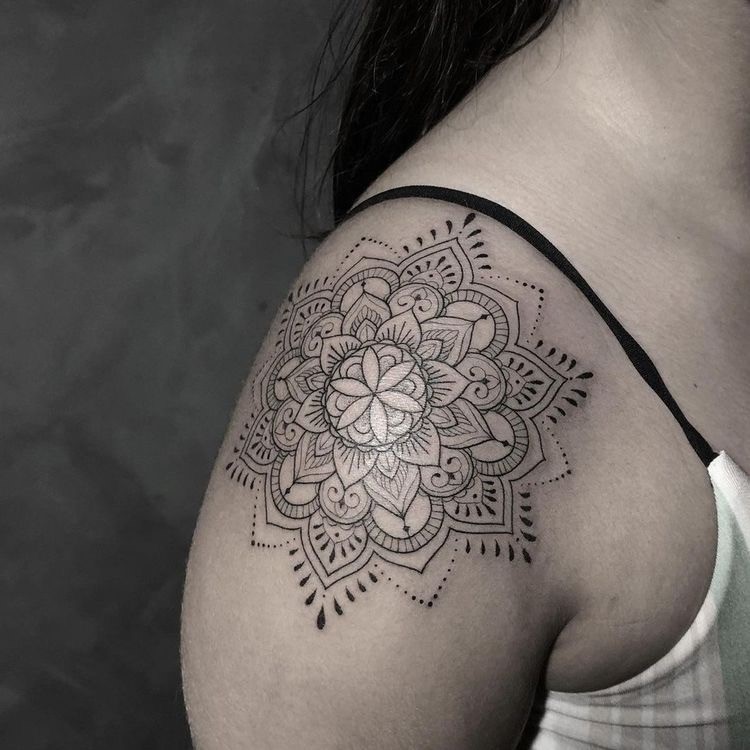 tattoo de mandala no ombro
