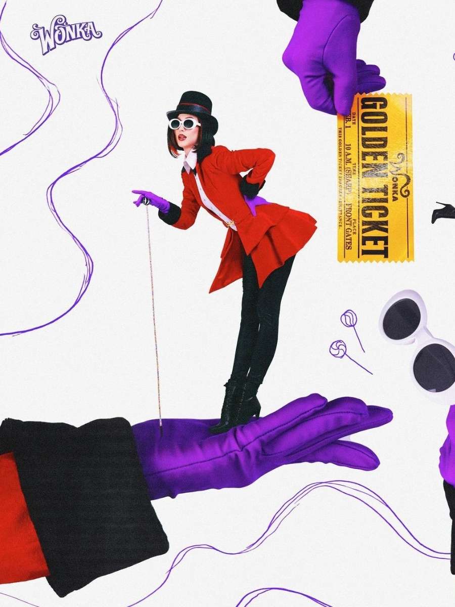 Imagem em fundo branco com riscos em roxo. Na parte superior, mão com luxa roxa segurando bilhete premiado do filme "A Fábrica de Chocolate" e, do outro lado, logo "Wonka". Na parte inferior e centro, mão com luva roxa segurando Renata Santti, fantasiada de Willy Wonka. Ela usa calça preta, casaco vermelho e a tradicional cartola e óculos do personagem do filme.