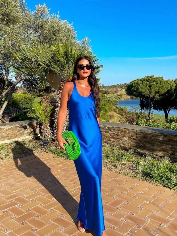 Mulher usando vestido de cetim azul para casamento
