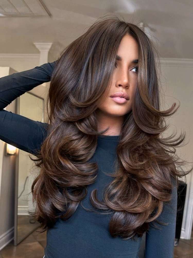 Mulher mostra corte de cabelo 2024