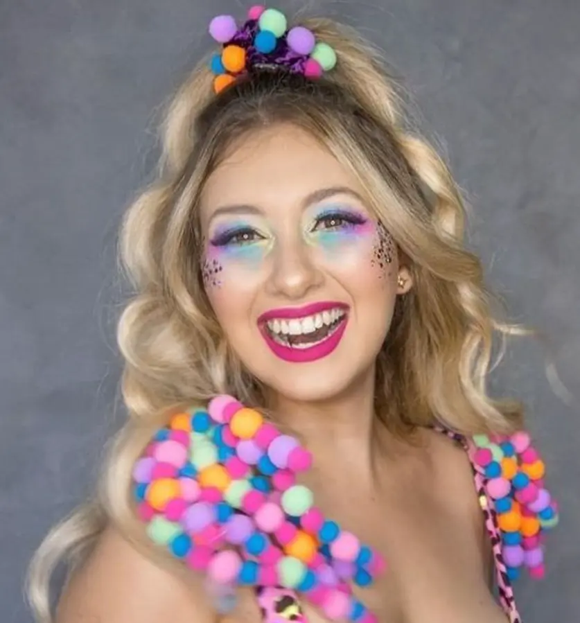 Prendedor de cabelo e ombreiras de pom-pom