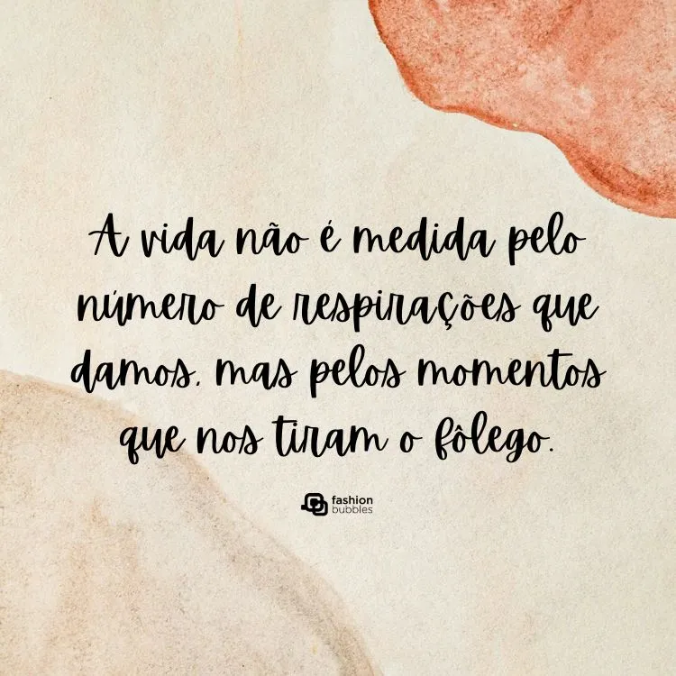 Frase para refletir escrita em fundo bege manchado
