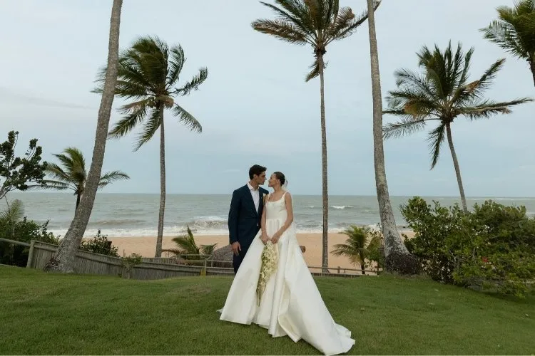 Marina Gold e Ítalo Trombini posando na praia em seu casamento