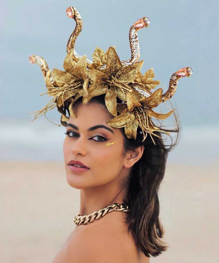 Mulher com tiara de Medusa para o Carnaval.