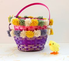 Cestas de páscoa em rosa e roxo com pompons 