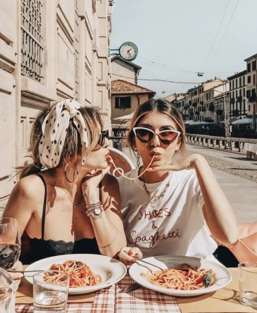 Foto comendo macarronada juntas